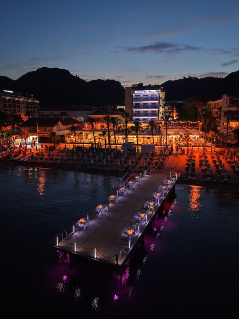 Dinner over the water (2/2)