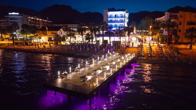 Dinner over the water (1/2)