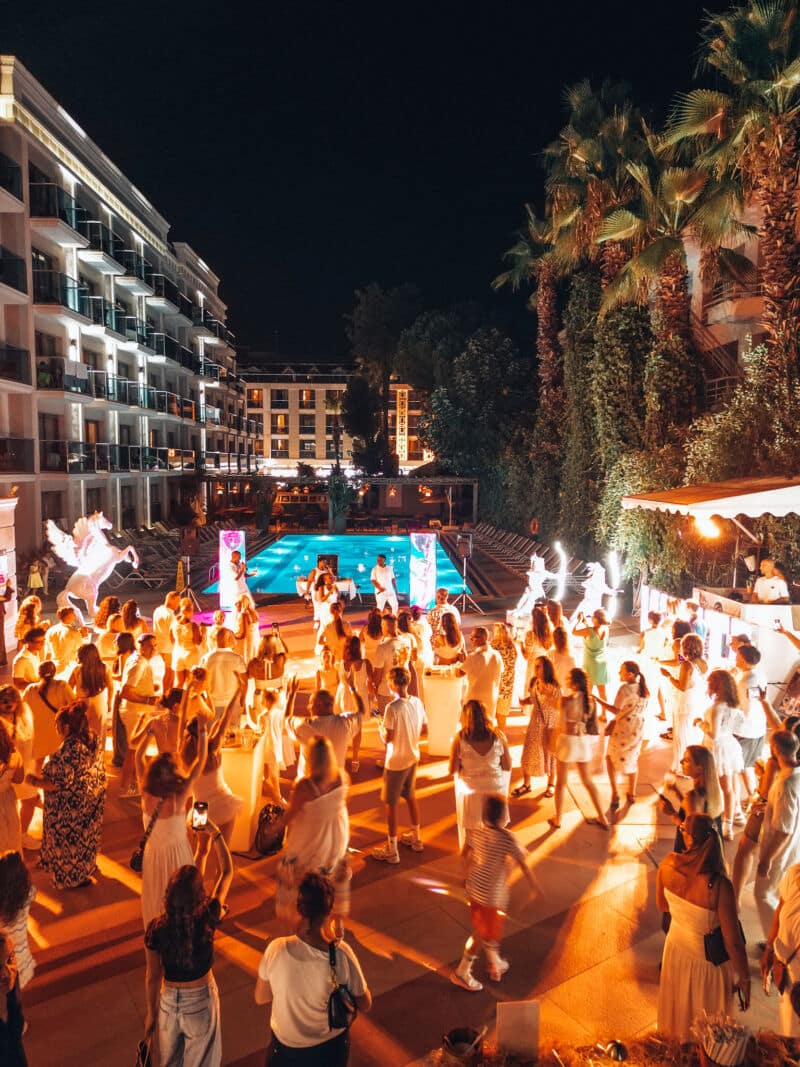 Days by the pool, nights with music (2/4)